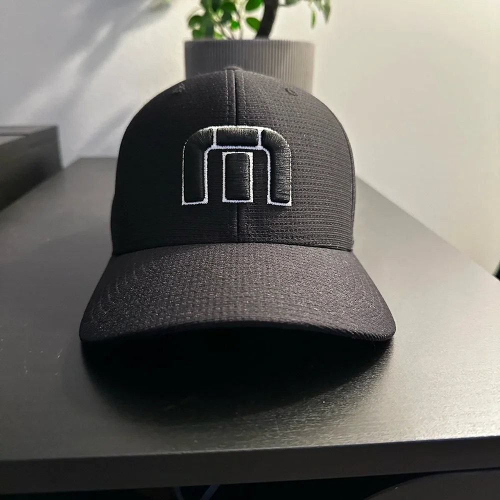 Travis Mathew Fitted Black Hat - Picture 1 of 4